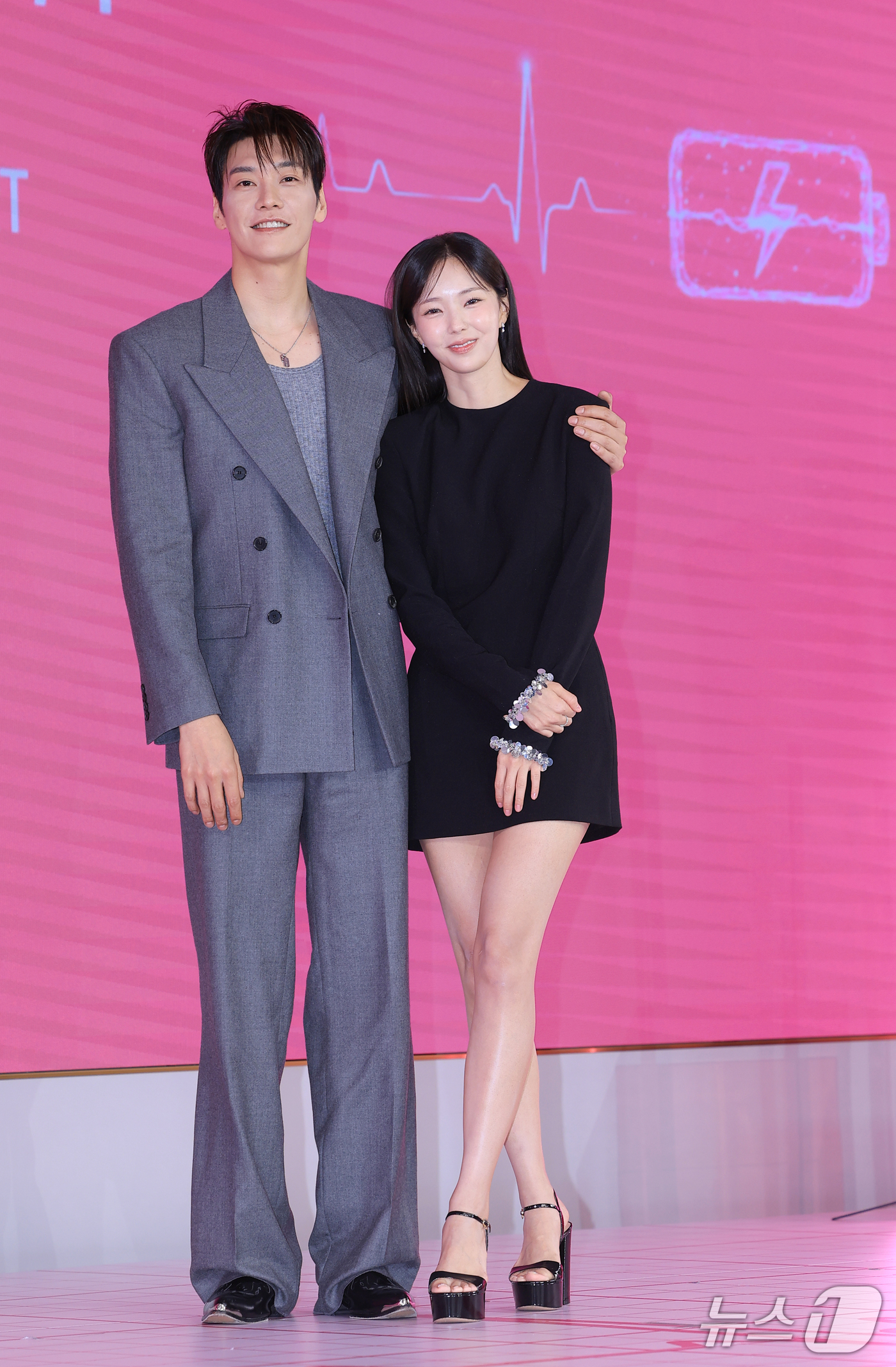 (서울=뉴스1) 권현진 기자 = 배우 김영광과·채수빈(오른쪽)이 1일 서울 마포구 호텔 나루 서울 엠갤러리에서 열린 넷플릭스 시리즈 '나를 충전해줘' 제작발표회에서 포즈를 취하고 …