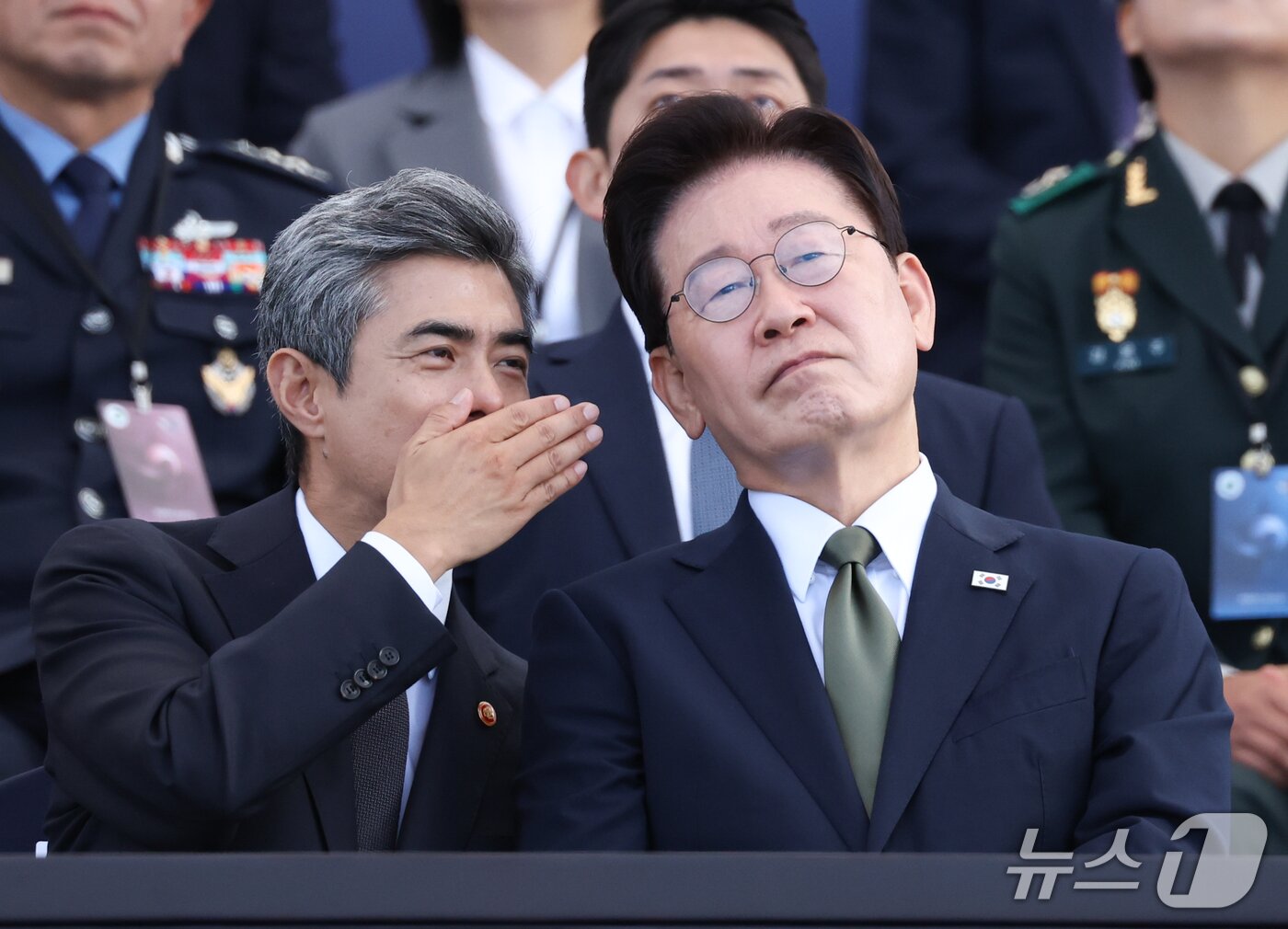 본문 이미지 - 이재명 대통령과 강신철 국방부 장관이 1일 충남 계룡대 활주로에서 열린 제78회 국군의 날 기념식에서 대화를 하고 있다. (청와대통신사진기자단) 2026.10.1 ⓒ 뉴스1 이재명 기자