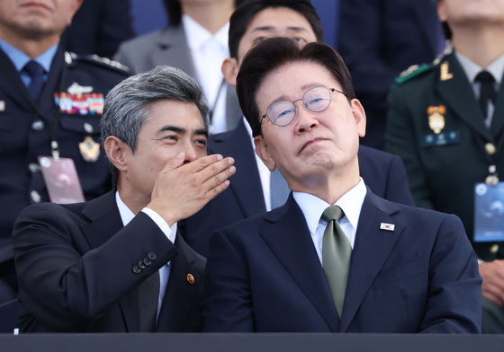 대화하는 이재명 대통령·강신철 장관