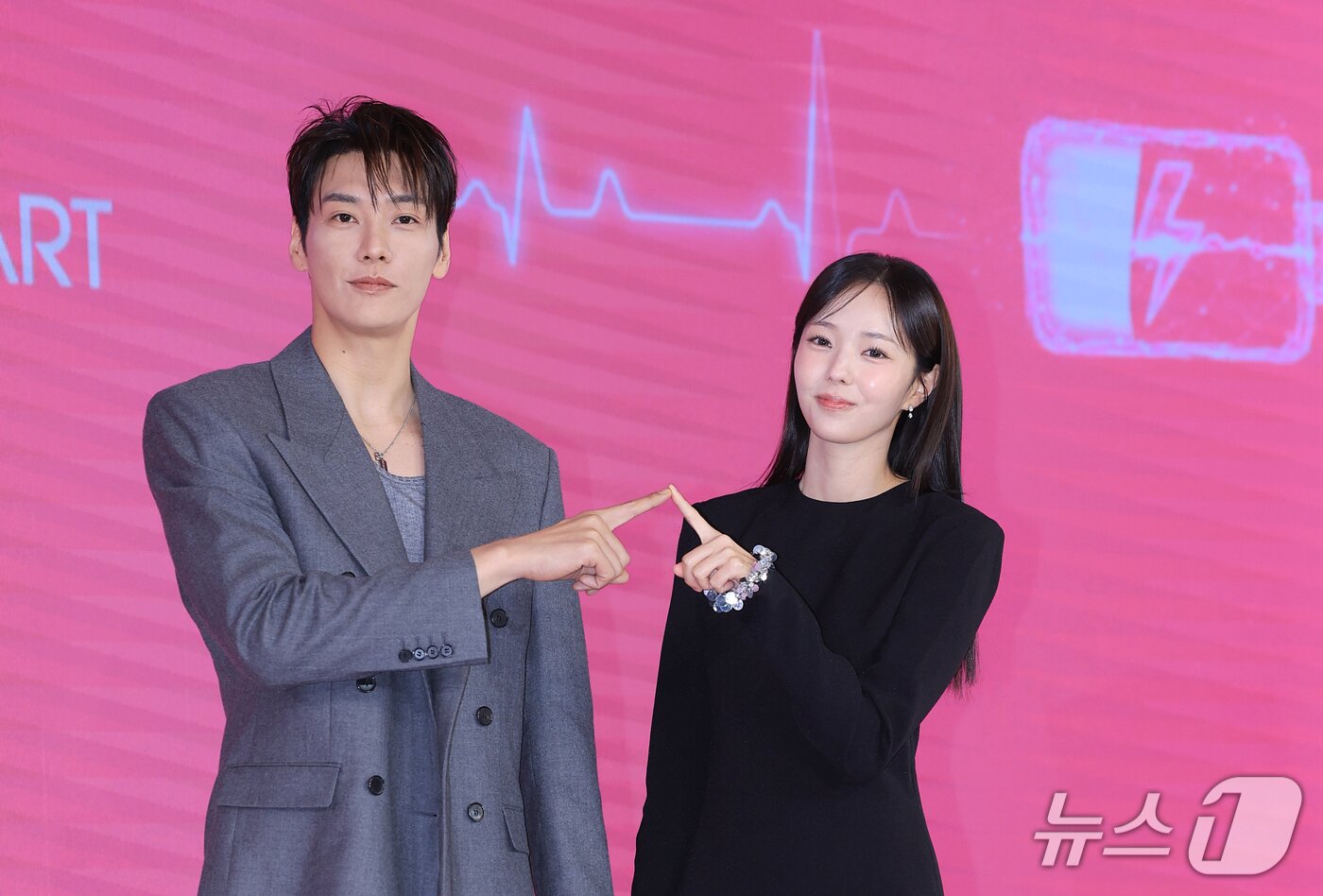 본문 이미지 - 배우 김영광과 채수빈(오른쪽)이 1일 서울 마포구 호텔 나루 서울 엠갤러리에서 열린 넷플릭스 시리즈 '나를 충전해줘' 제작발표회에서 포즈를 취하고 있다. '나를 충전해줘'는 인공 심장 배터리가 방전된 남자 백호랑과 전기 능력을 지닌 여자 나보배가 만나 펼치는 충전 빙자 로맨틱 코미디다. 2026.10.1 ⓒ 뉴스1 권현진 기자