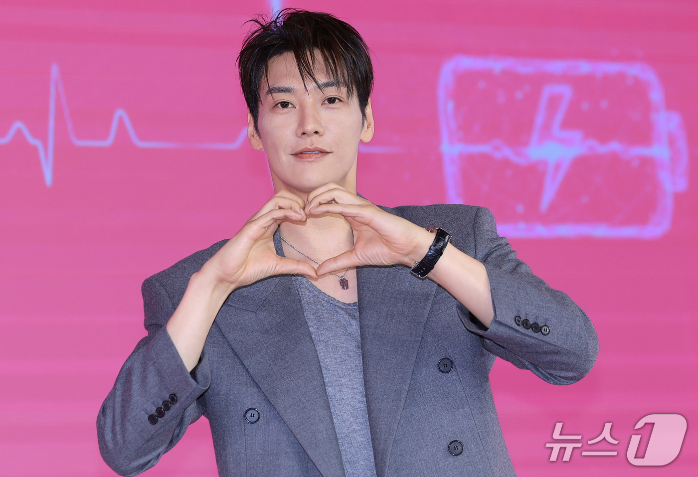 (서울=뉴스1) 권현진 기자 = 배우 김영광이 1일 서울 마포구 호텔 나루 서울 엠갤러리에서 열린 넷플릭스 시리즈 '나를 충전해줘' 제작발표회에서 포즈를 취하고 있다.'나를 충전해 …