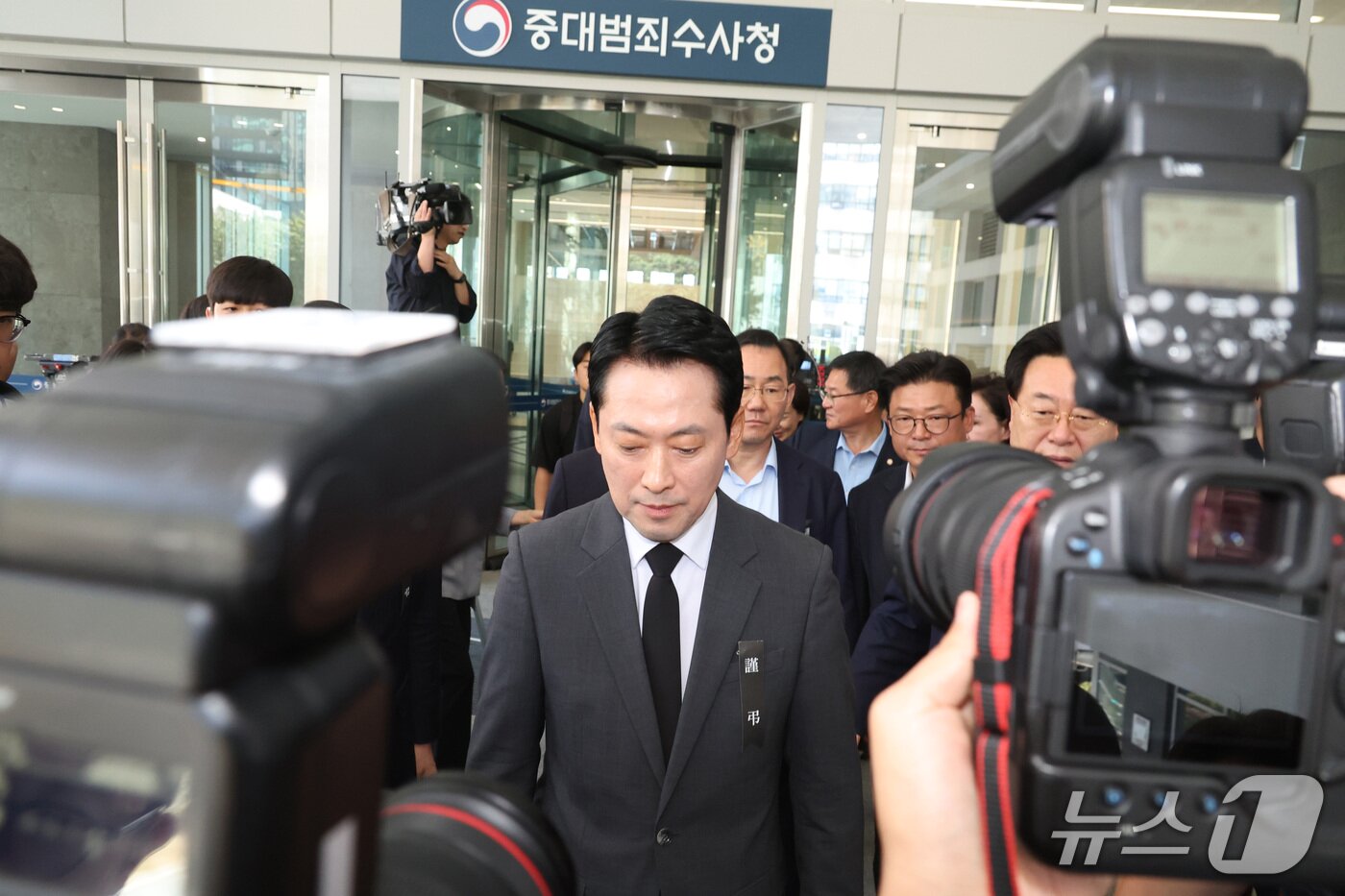 본문 이미지 - 장동혁 국민의힘 대표가 1일 서울 중구 중대범죄수사청 앞에서 열린 형사사법체계 파괴 규탄 현장 의원총회를 마친 후 중수청을 나서고 있다. 2026.10.1 ⓒ 뉴스1 신웅수 기자