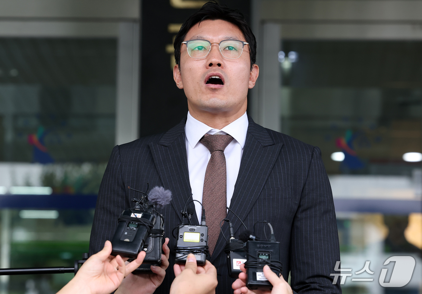(대구=뉴스1) 공정식 기자 = 대구지방법원 이종민 부장판사가 1일 오전 대구지법에서 열린 동대구역 광장 박정희 전 대통령 동상 철거 청구 소송 결과에 대한 취재진 질문에 답하고 …