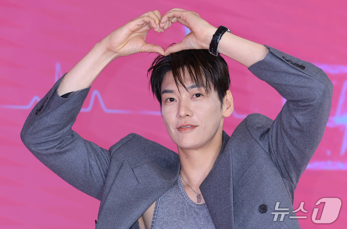 (서울=뉴스1) 권현진 기자 = 배우 김영광이 1일 서울 마포구 호텔 나루 서울 엠갤러리에서 열린 넷플릭스 시리즈 '나를 충전해줘' 제작발표회에서 포즈를 취하고 있다.'나를 충전해 …