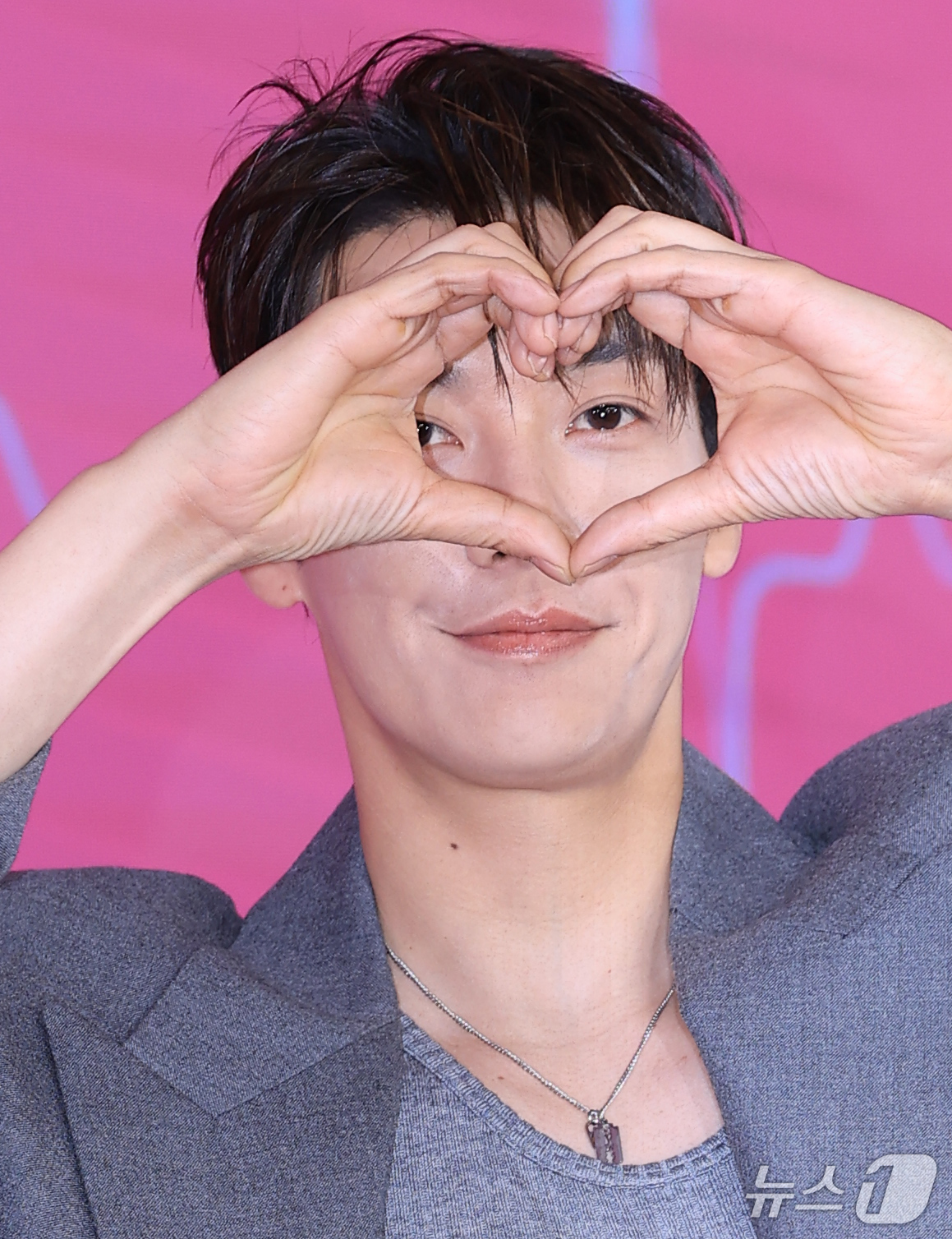 (서울=뉴스1) 권현진 기자 = 배우 김영광이 1일 서울 마포구 호텔 나루 서울 엠갤러리에서 열린 넷플릭스 시리즈 '나를 충전해줘' 제작발표회에서 포즈를 취하고 있다.'나를 충전해 …