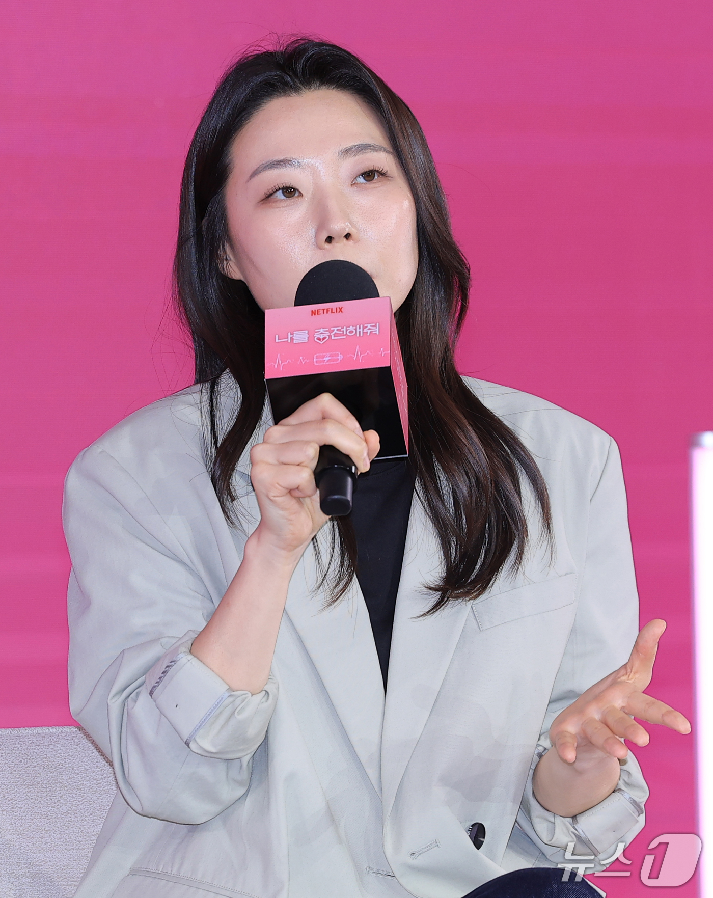 (서울=뉴스1) 권현진 기자 = 박수원 감독이 1일 서울 마포구 호텔 나루 서울 엠갤러리에서 열린 넷플릭스 시리즈 '나를 충전해줘' 제작발표회에서 인사말을 하고 있다.'나를 충전해 …