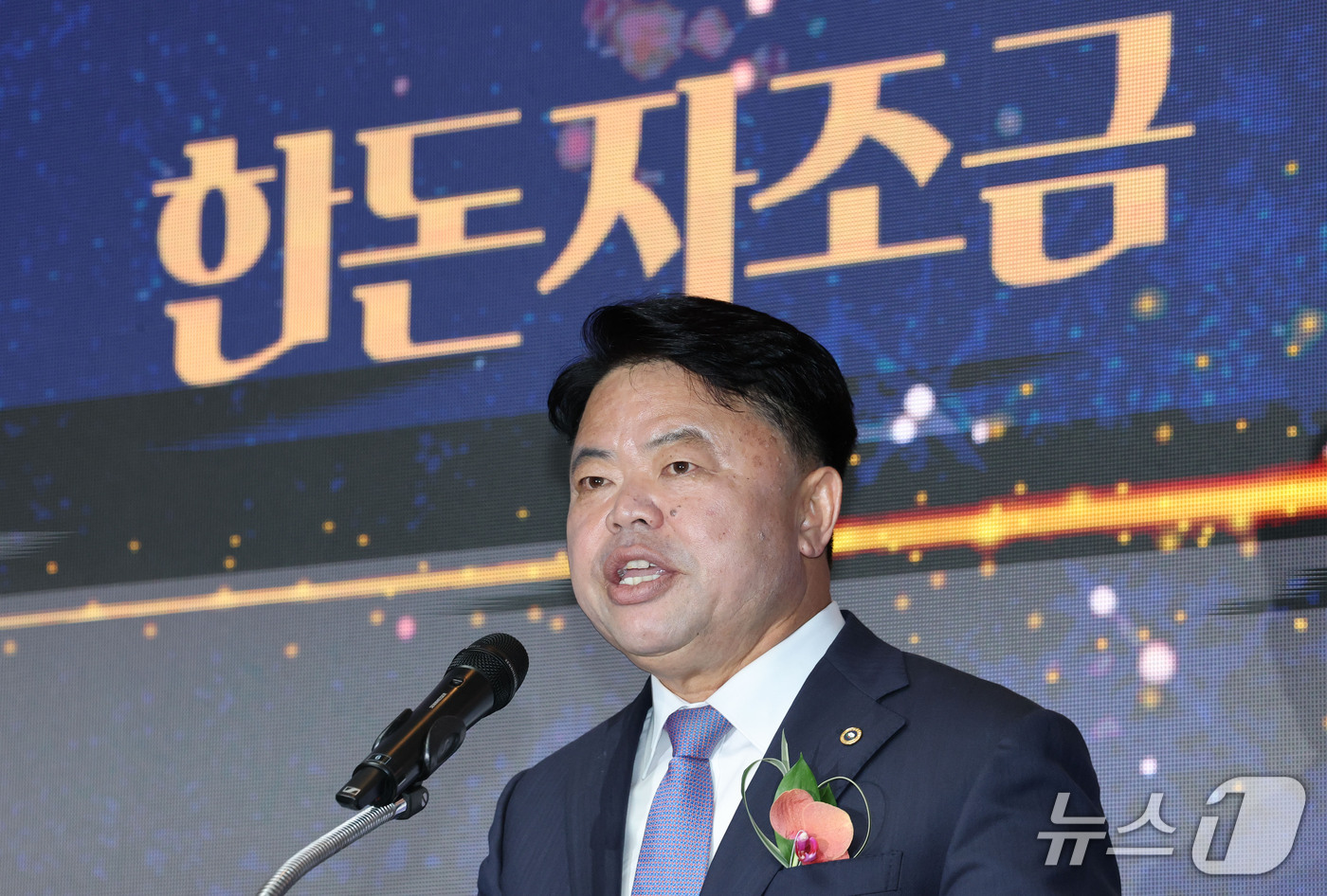 (서울=뉴스1) 이광호 기자 = 이기홍 대한한돈협회장 겸 한돈자조금관리위원장이 1일 서울 용산구 그랜드 하얏트 서울에서 열린 2026한돈데이 기념식에서 기념사를 하고 있다.   2 …