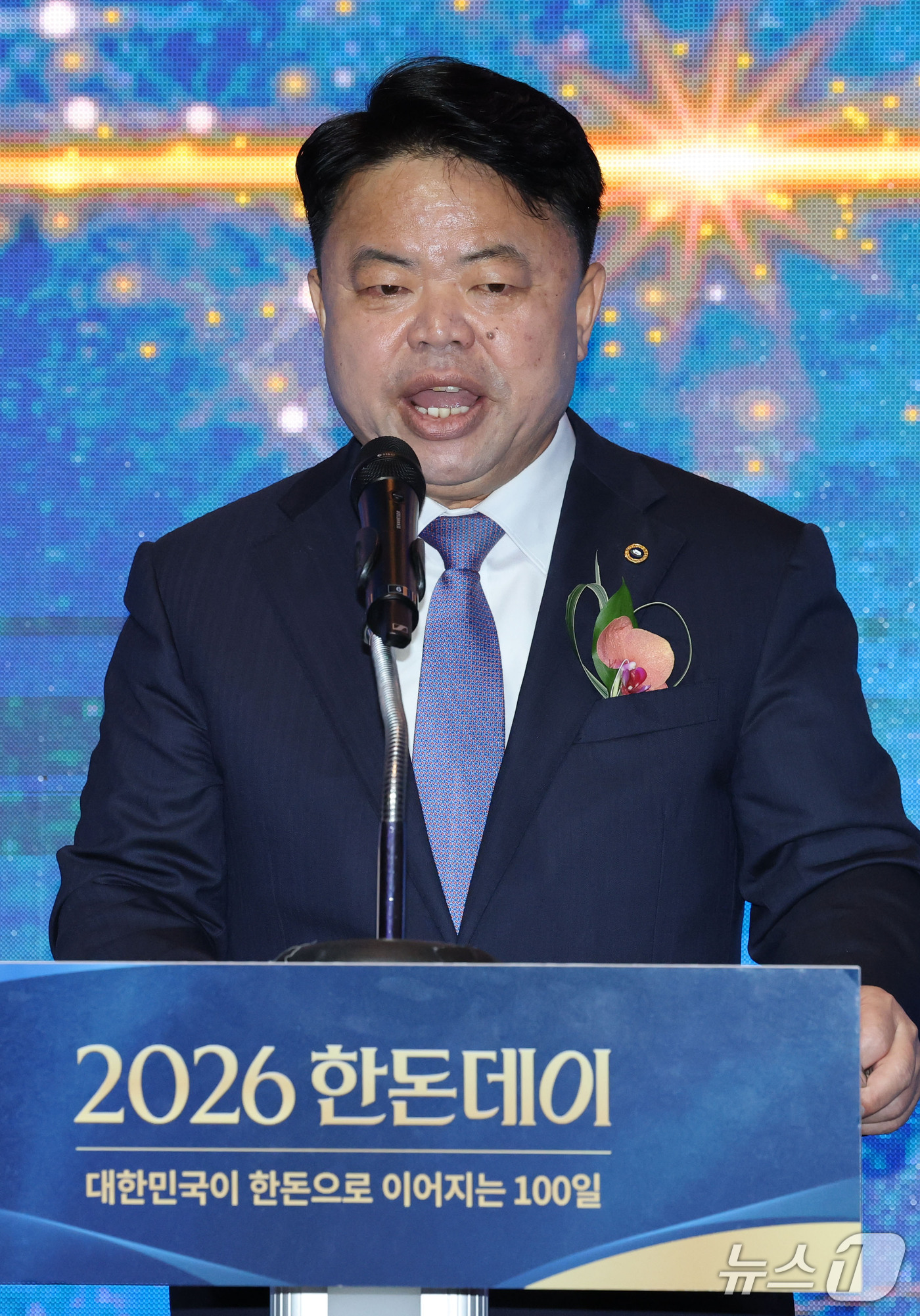 (서울=뉴스1) 이광호 기자 = 이기홍 대한한돈협회장 겸 한돈자조금관리위원장이 1일 서울 용산구 그랜드 하얏트 서울에서 열린 2026한돈데이 기념식에서 기념사를 하고 있다.   2 …