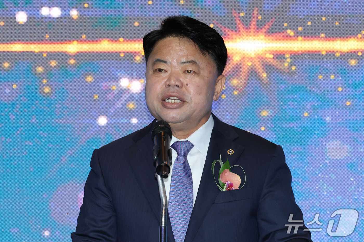 (서울=뉴스1) 이광호 기자 = 이기홍 대한한돈협회장 겸 한돈자조금관리위원장이 1일 서울 용산구 그랜드 하얏트 서울에서 열린 2026한돈데이 기념식에서 기념사를 하고 있다.   2 …