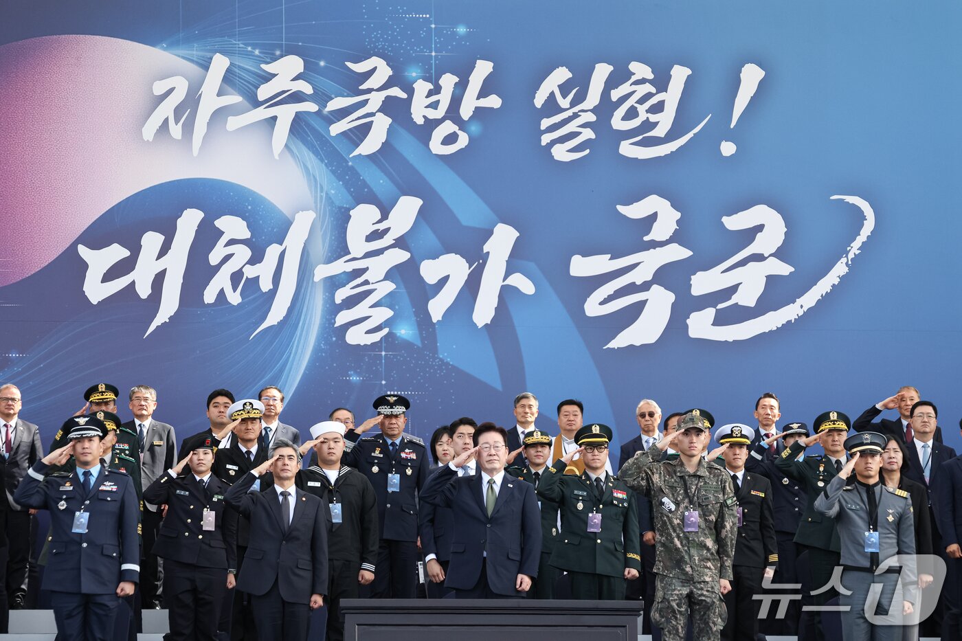 본문 이미지 - 이재명 대통령이 1일 충남 계룡대 활주로에서 열린 제78회 국군의 날 기념식에서 국민께 대한 경례를 하고 있다. (청와대통신사진기자단) 2026.10.1 ⓒ 뉴스1 이재명 기자