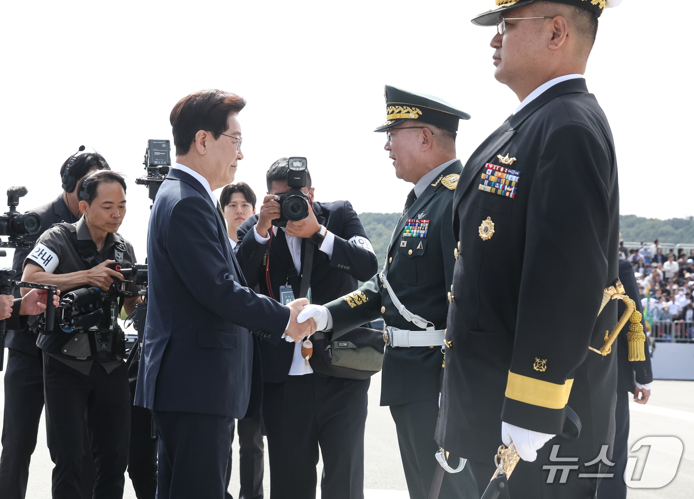 (계룡=뉴스1) 이재명 기자 = 이재명 대통령이 1일 충남 계룡대 활주로에서 열린 제78회 국군의 날 기념식을 마친 후 인사를 하고 있다. (청와대통신사진기자단) 2026.10.1 …