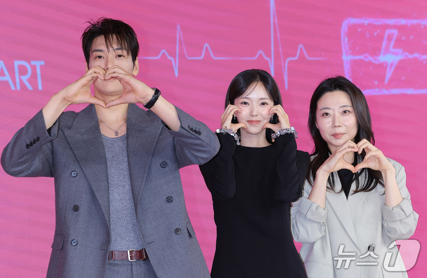 (서울=뉴스1) 권현진 기자 = 배우 김영광(왼쪽부터)과 채수빈, 박수원 감독이 1일 서울 마포구 호텔 나루 서울 엠갤러리에서 열린 넷플릭스 시리즈 '나를 충전해줘' 제작발표회에서 …