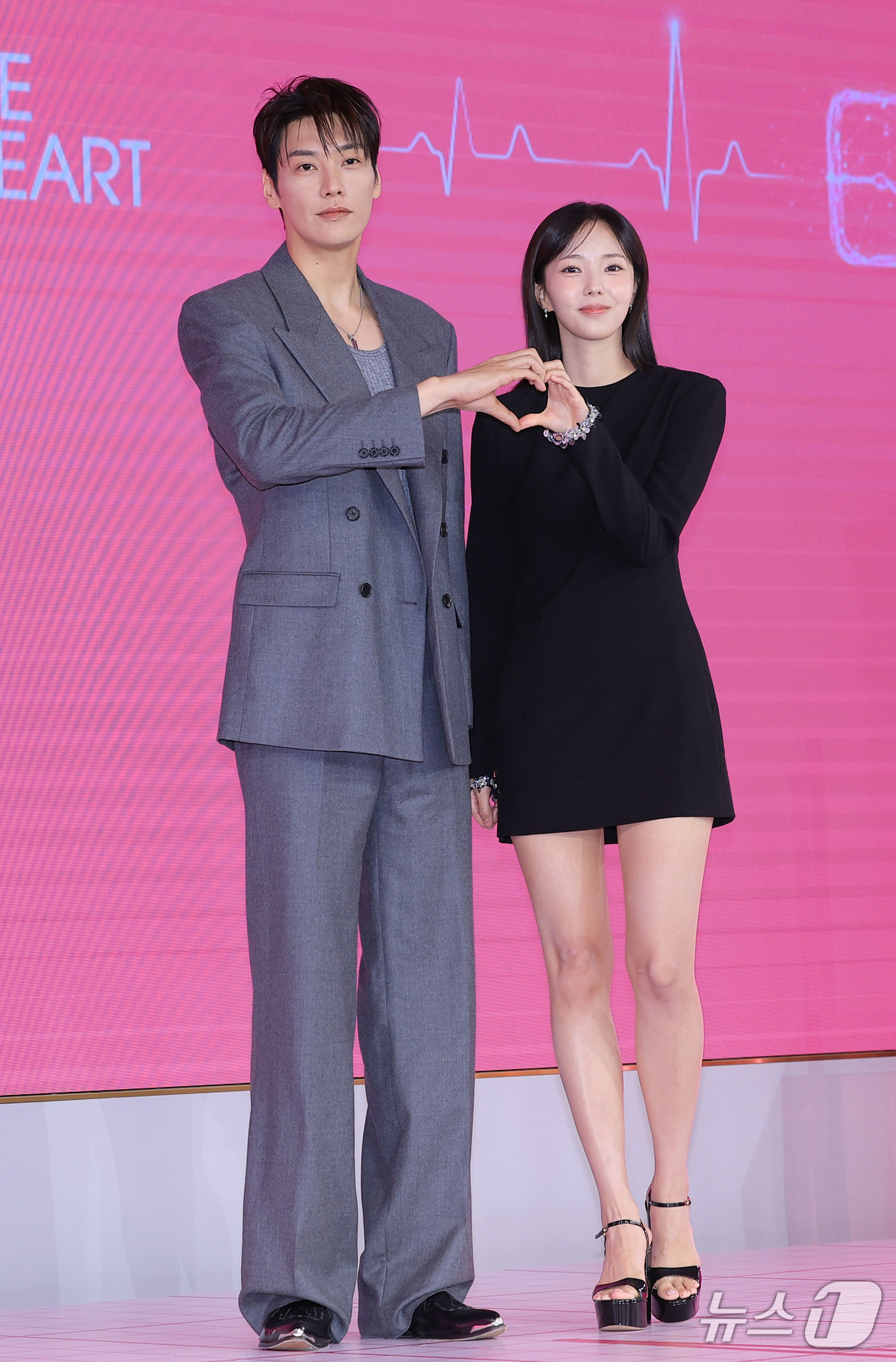 (서울=뉴스1) 권현진 기자 = 배우 김영광(왼쪽)과 채수빈이 1일 서울 마포구 호텔 나루 서울 엠갤러리에서 열린 넷플릭스 시리즈 '나를 충전해줘' 제작발표회에서 캐릭터를 설명하고 …