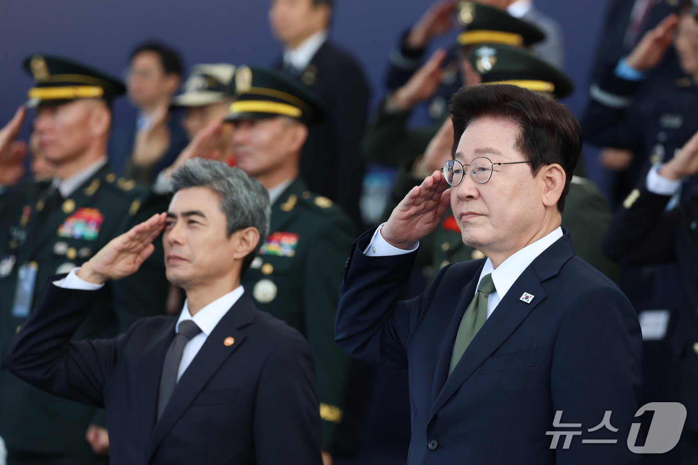 (계룡=뉴스1) 이재명 기자 = 이재명 대통령이 1일 충남 계룡대 활주로에서 열린 제78회 국군의 날 기념식에서 국민께 대한 경례를 하고 있다. (청와대통신사진기자단) 2026.1 …