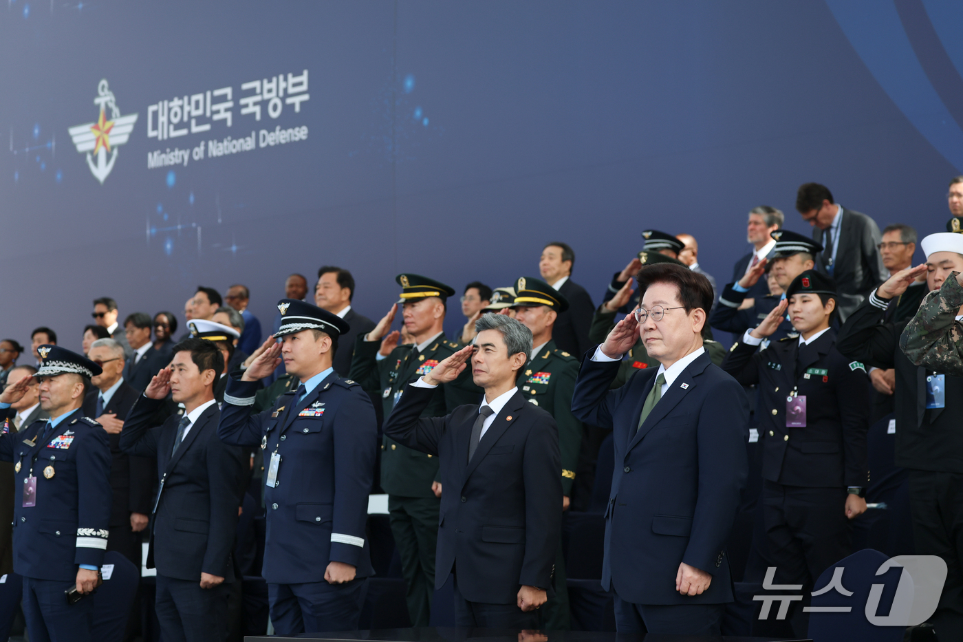 (계룡=뉴스1) 이재명 기자 = 이재명 대통령이 1일 충남 계룡대 활주로에서 열린 제78회 국군의 날 기념식에서 국민께 대한 경례를 하고 있다. (청와대통신사진기자단) 2026.1 …