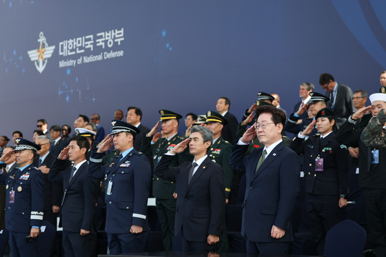 국민께 대한 경례하는 이재명 대통령