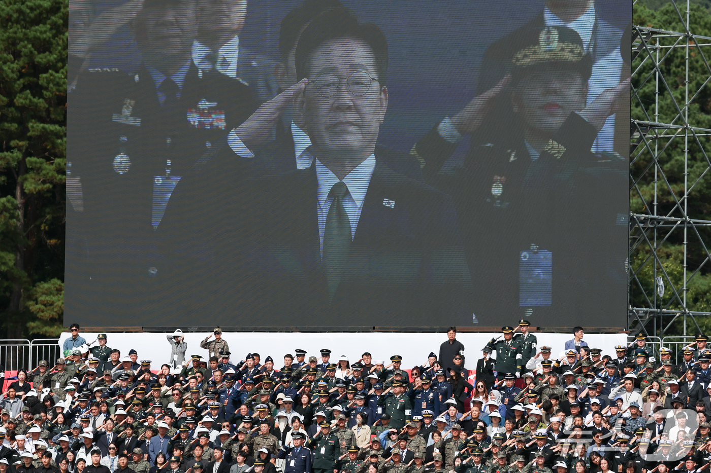 (계룡=뉴스1) 이재명 기자 = 이재명 대통령이 1일 충남 계룡대 활주로에서 열린 제78회 국군의 날 기념식에서 국민께 대한 경례를 하고 있다. (청와대통신사진기자단) 2026.1 …