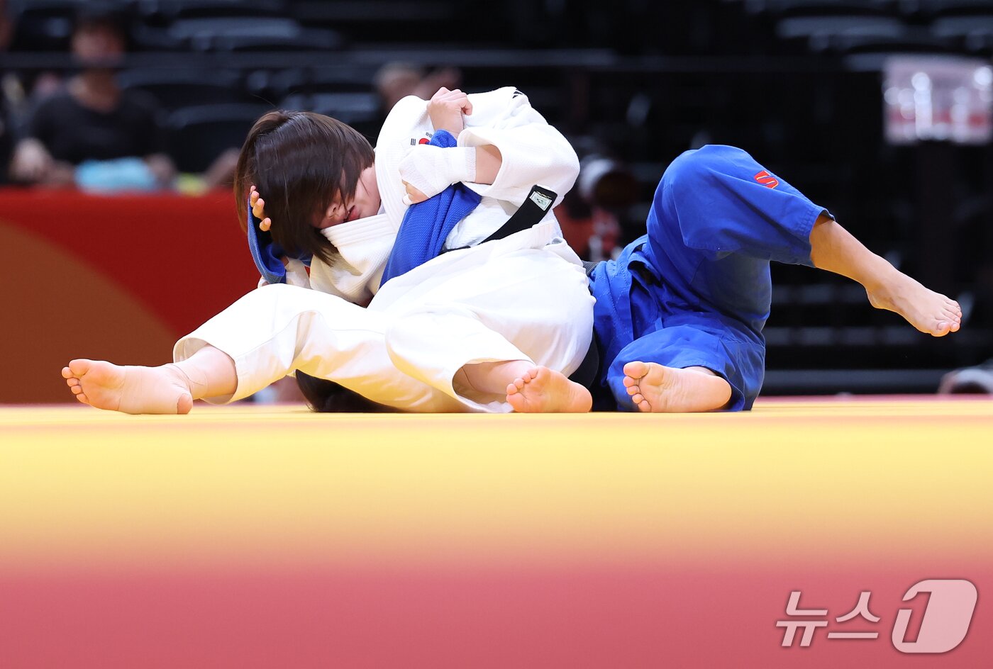 본문 이미지 - 대한민국 허미미가 1일 일본 아이치 인터내셔널 아레나에서 열린 2026 아이치·나고야 아시안게임 유도 여자 57kg급 16강전에서 필리핀 조에마리 허트 라파엘과 맞대결을 펼치고 있다. 2026.10.1 ⓒ 뉴스1 김민지 기자