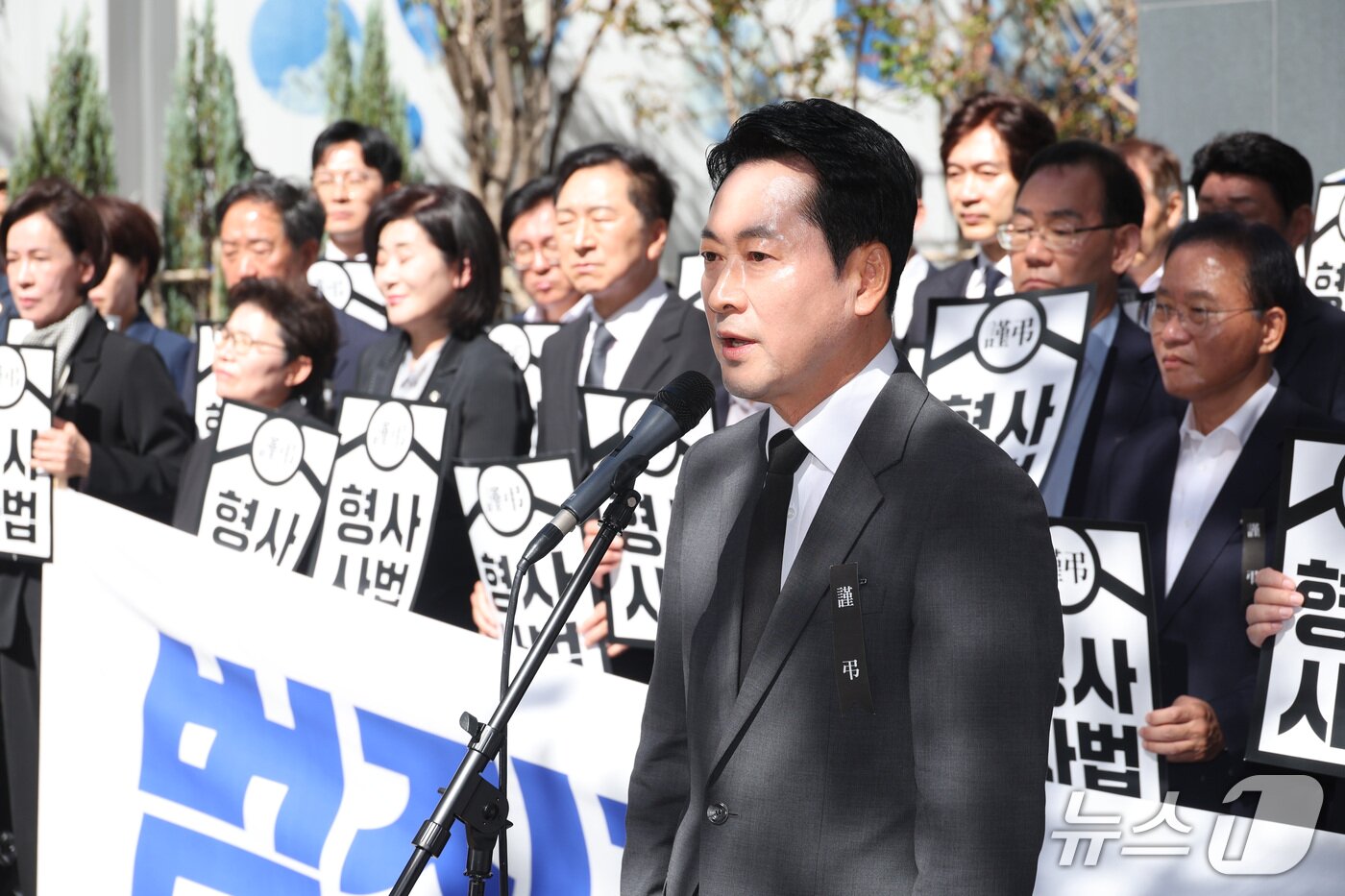 본문 이미지 - 장동혁 국민의힘 대표가 1일 서울 중구 중대범죄수사청 앞에서 열린 형사사법체계 파괴 규탄 현장 의원총회에서 발언하고 있다. 2026.10.1 ⓒ 뉴스1 신웅수 기자