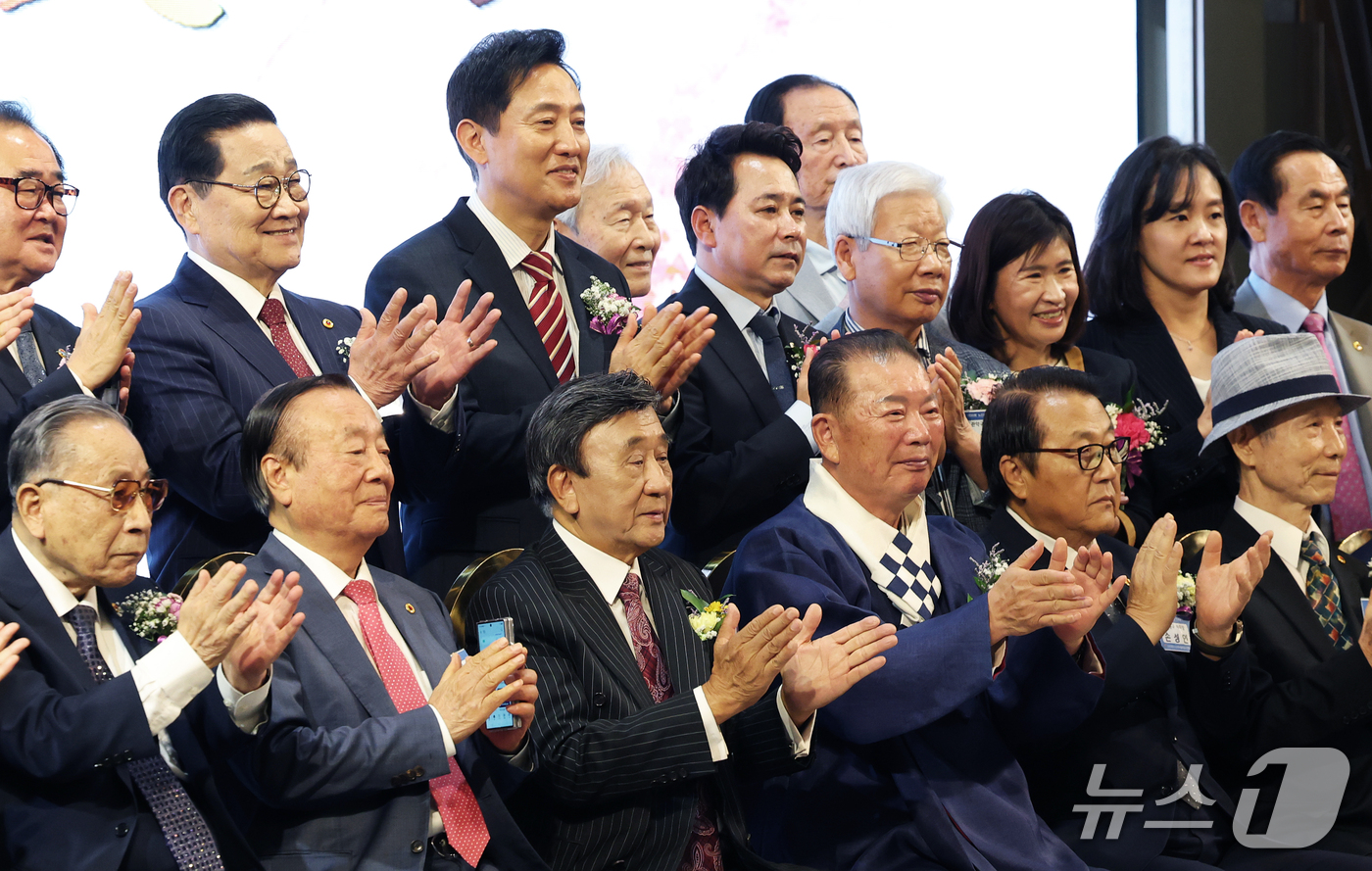 (서울=뉴스1) 오대일 기자 = 오세훈 서울시장이 1일 서울 마포구 케이터틀 컨벤션홀에서 열린 제30회 노인의날 기념식에서 참석자들과 기념촬영을 하고 있다.  2026.10.1/뉴 …