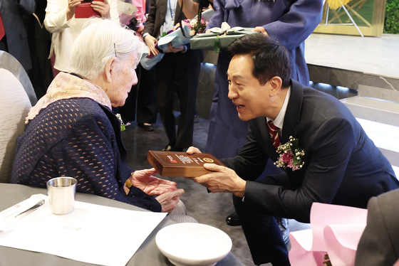 100세 어르신 축하하는 오세훈 서울시장