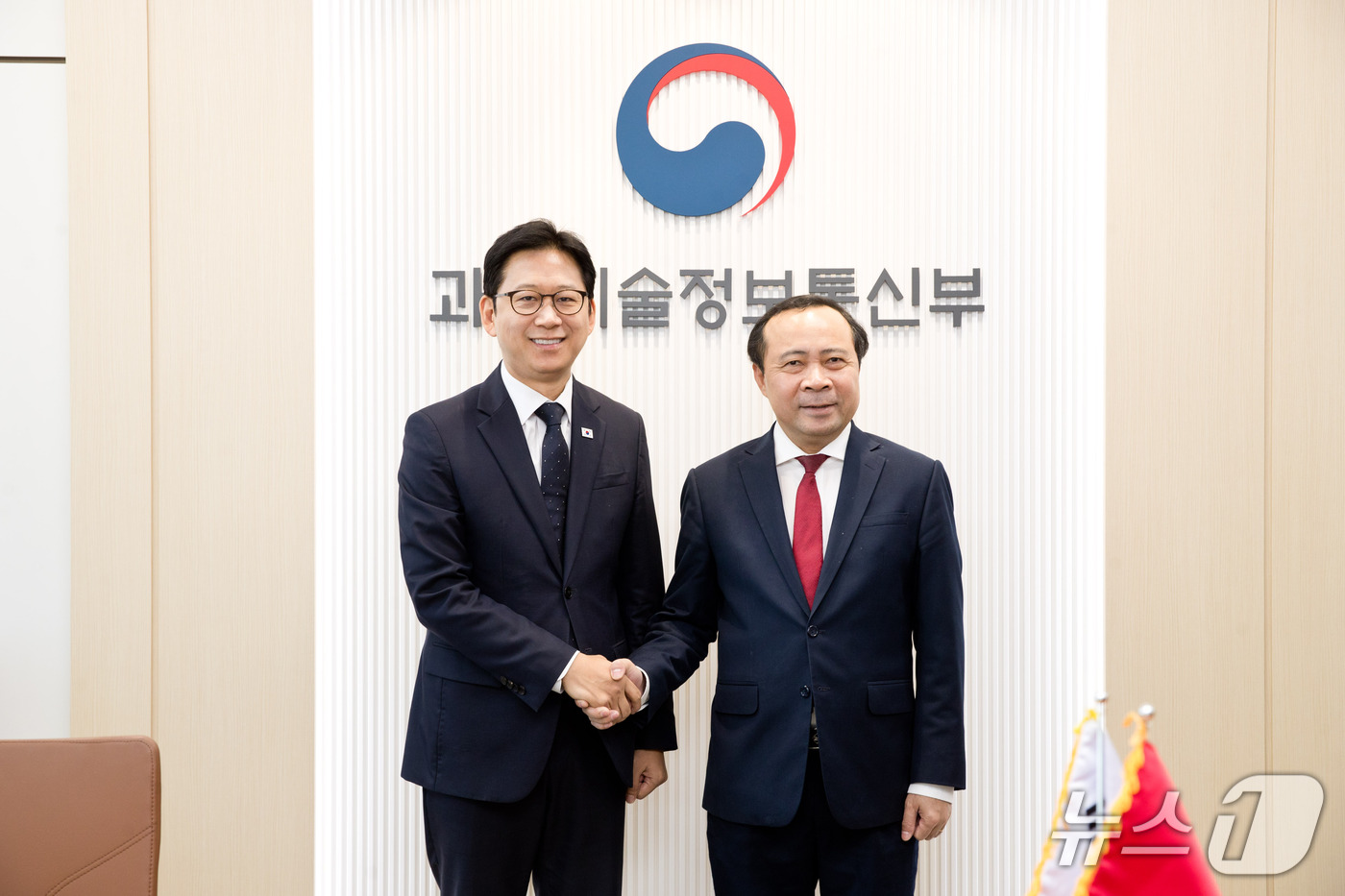 (서울=뉴스1) = 배경훈 부총리 겸 과학기술정보통신부 장관이 1일 오전 서울 종로구 정부서울청사에서 부 하이 꾸언 베트남 과학기술부 장관과 면담 기념 촬영을 하고 있다. (과학기 …