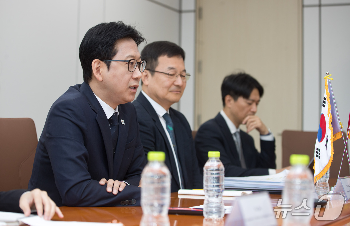 (서울=뉴스1) = 배경훈 부총리 겸 과학기술정보통신부 장관이 1일 오전 서울 종로구 정부서울청사에서 부 하이 꾸언 베트남 과학기술부 장관과 면담을 하고 있다. (과학기술정보통신부 …