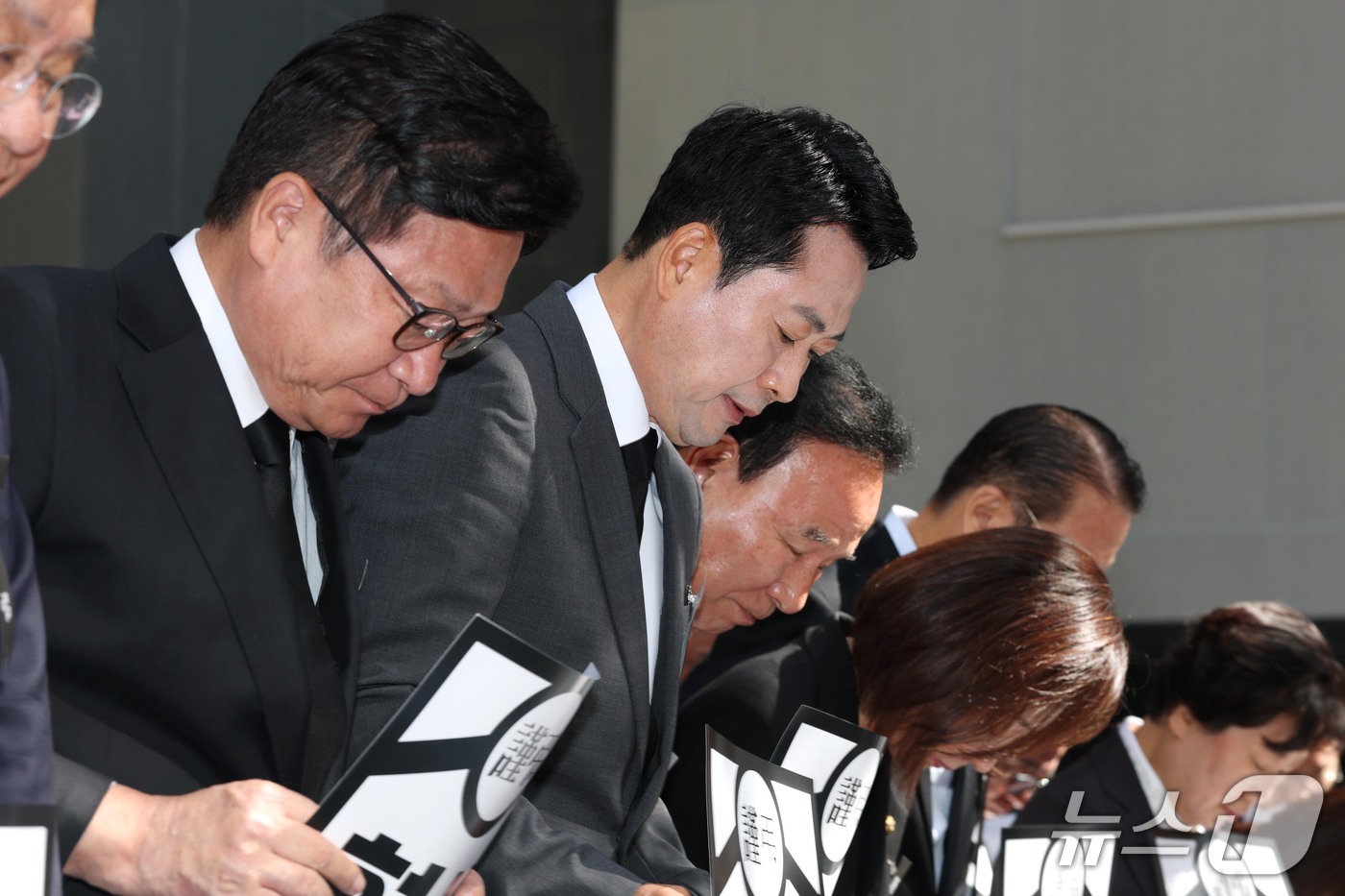 (서울=뉴스1) 신웅수 기자 = 장동혁 대표를 비롯한 국민의힘 의원들이 1일 서울 중구 중대범죄수사청 앞에서 열린 형사사법체계 파괴 규탄 현장 의원총회에서 국민들에게 사죄 인사를 …