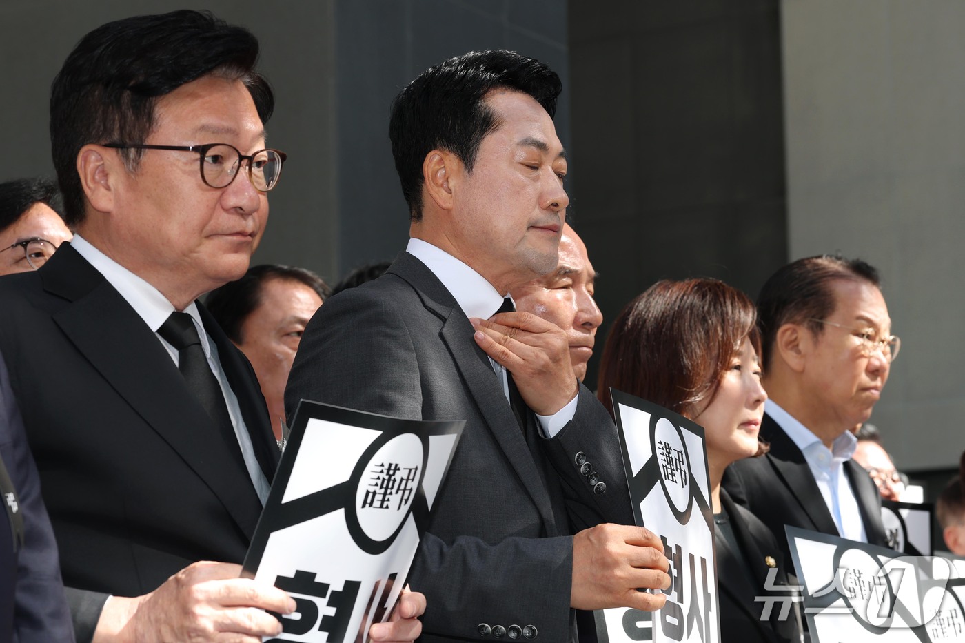 (서울=뉴스1) 신웅수 기자 = 장동혁 대표를 비롯한 국민의힘 의원들이 1일 서울 중구 중대범죄수사청 앞에서 열린 형사사법체계 파괴 규탄 현장 의원총회에서 넥타이를 고쳐 매고 있다 …