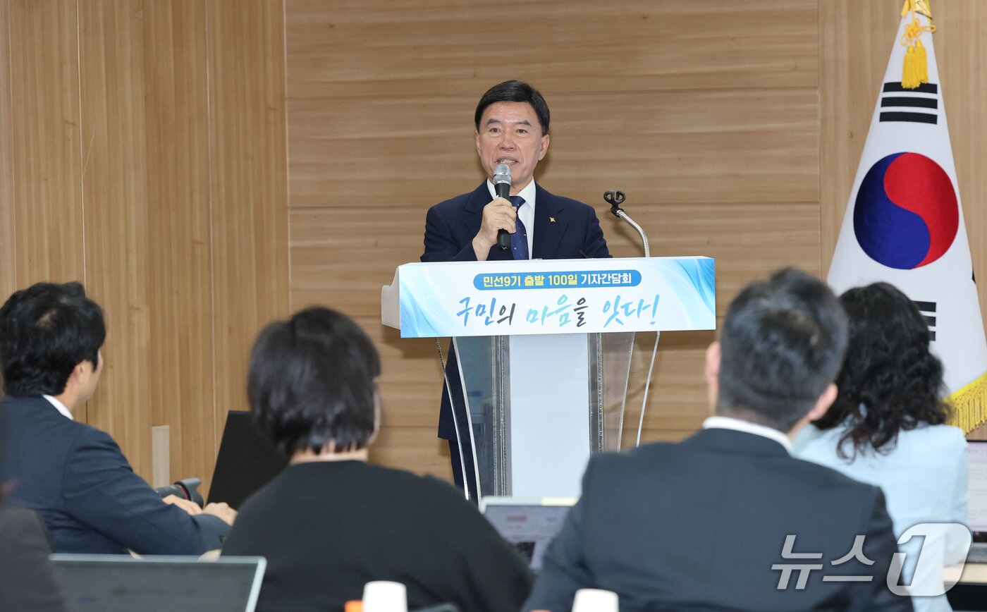 본문 이미지 - 황인호 대전 동구청장이 1일 구청에서 열린 민선9기 출발 100일 기자간담회에서 취재진의 질문에 답변하고 있다. 2026.10.1 ⓒ 뉴스1 김기태 기자