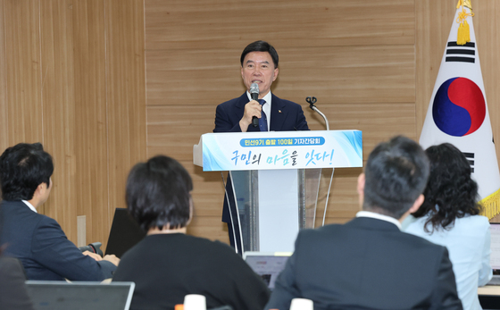취임 100일 기자회견하는 황인호 대전 동구청장