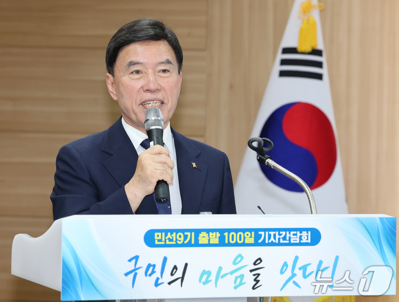 (대전=뉴스1) 김기태 기자 = 황인호 대전 동구청장이 1일 구청에서 열린 민선9기 출발 100일 기자간담회에서 취재진의 질문에 답변하고 있다. 2026.10.1/뉴스1