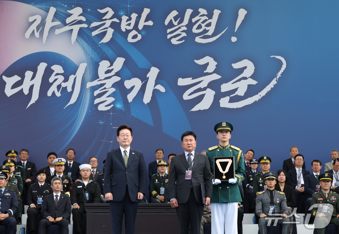 (계룡=뉴스1) 이재명 기자 = 이재명 대통령이 1일 충남 계룡대 활주로에서 열린 제78회 국군의 날 기념식에서 고 김오랑 전 육군 특수전사령부 중령의 유가족 김영진 씨에게 충무무 …