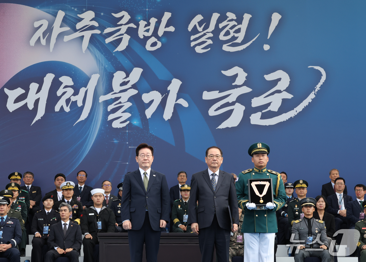 (계룡=뉴스1) 이재명 기자 = 이재명 대통령이 1일 충남 계룡대 활주로에서 열린 제78회 국군의 날 기념식에서 고 정선엽 전 국방부 50헌병중대 육군하사의 유가족 정규상 씨에게 …