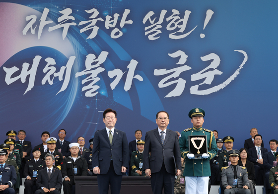 충무무공훈장 수여 기념촬영 하는 이재명 대통령