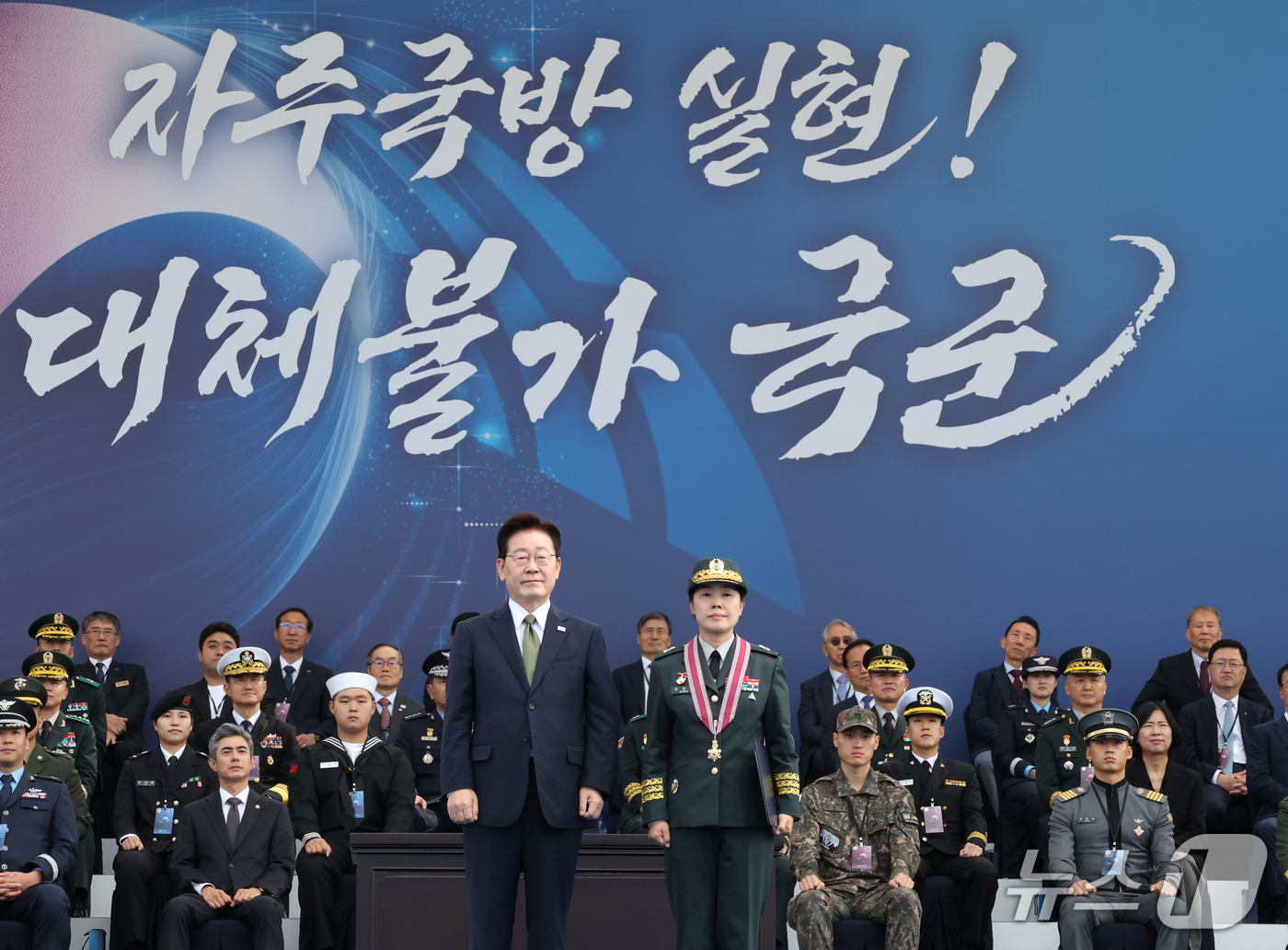 (계룡=뉴스1) 이재명 기자 = 이재명 대통령이 1일 충남 계룡대 활주로에서 열린 제78회 국군의 날 기념식에서 석연숙 육군 제2작전사령부 준장에게 보국훈장 천수장을 수여한 후 기 …