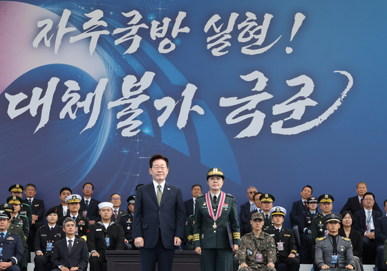 보국훈장 천수장 수여 기념촬영 하는 이재명 대통령