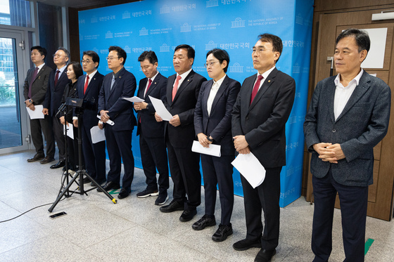 취재진 질문 답하는 국민의힘 산자중기위·재경위원들