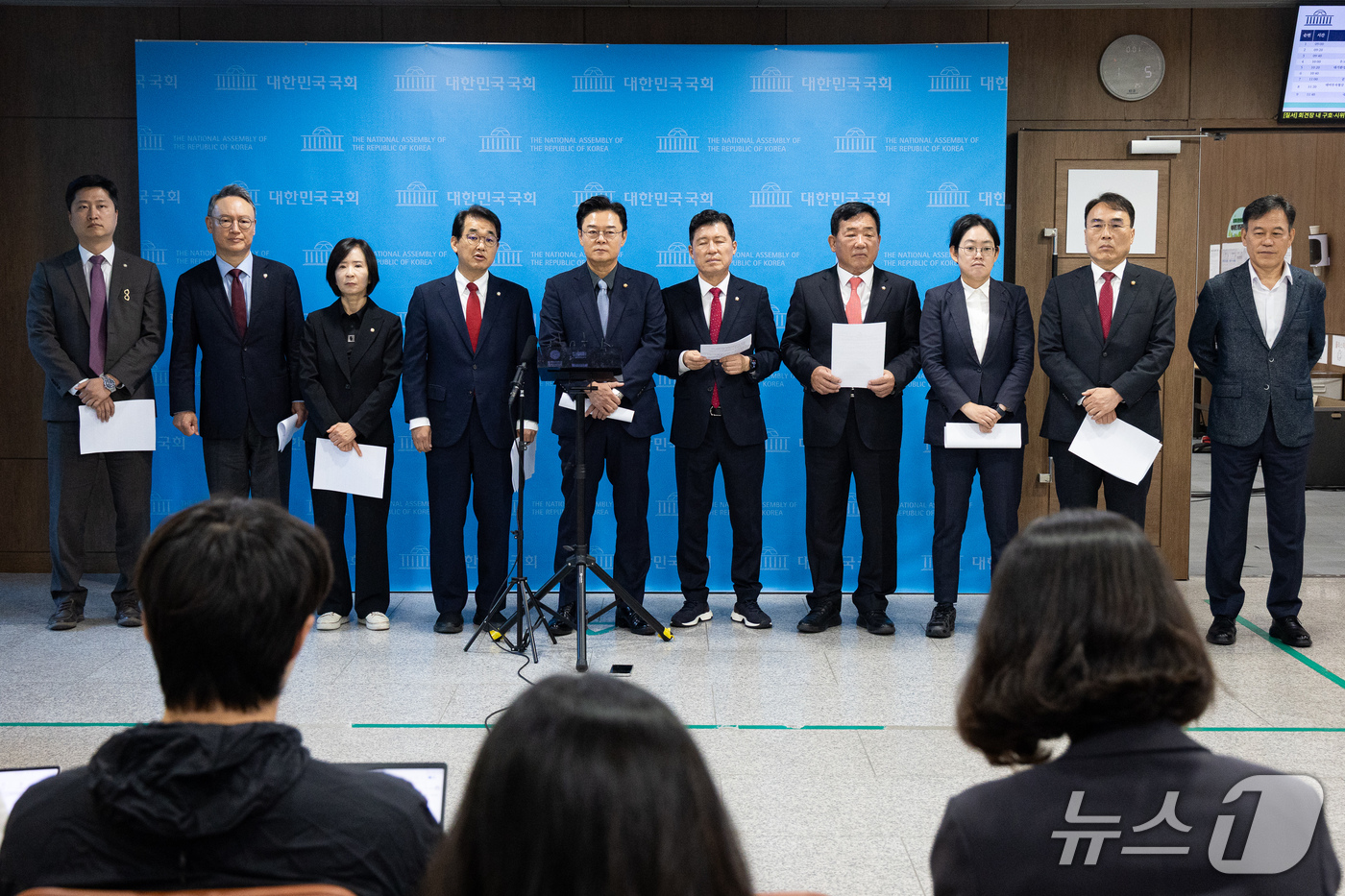 (서울=뉴스1) 유승관 기자 = 국회 산업통상자원중소벤처기업위원회·재정경제기획위원회 국민의힘 위원들이 1일 서울 여의도 국회 소통관에서 '알래스카 LNG 포함' 대미투자 관련 이재 …