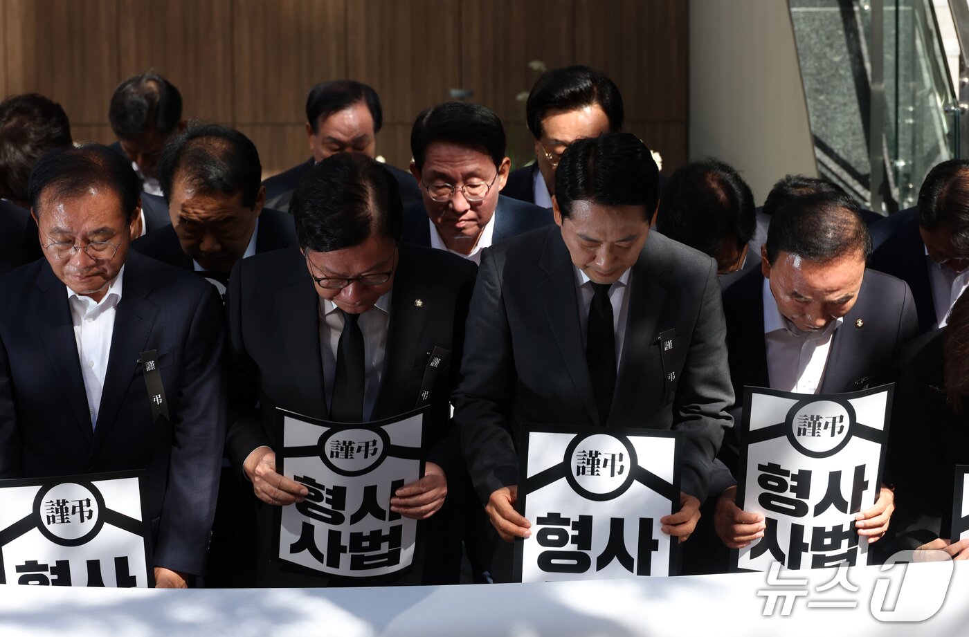본문 이미지 - 장동혁 대표를 비롯한 국민의힘 의원들이 1일 서울 중구 중대범죄수사청 앞에서 열린 형사사법체계 파괴 규탄 현장 의원총회에서 국민들에게 사죄 인사를 하고 있다. (공동취재) 2026.10.1 ⓒ 뉴스1 신웅수 기자