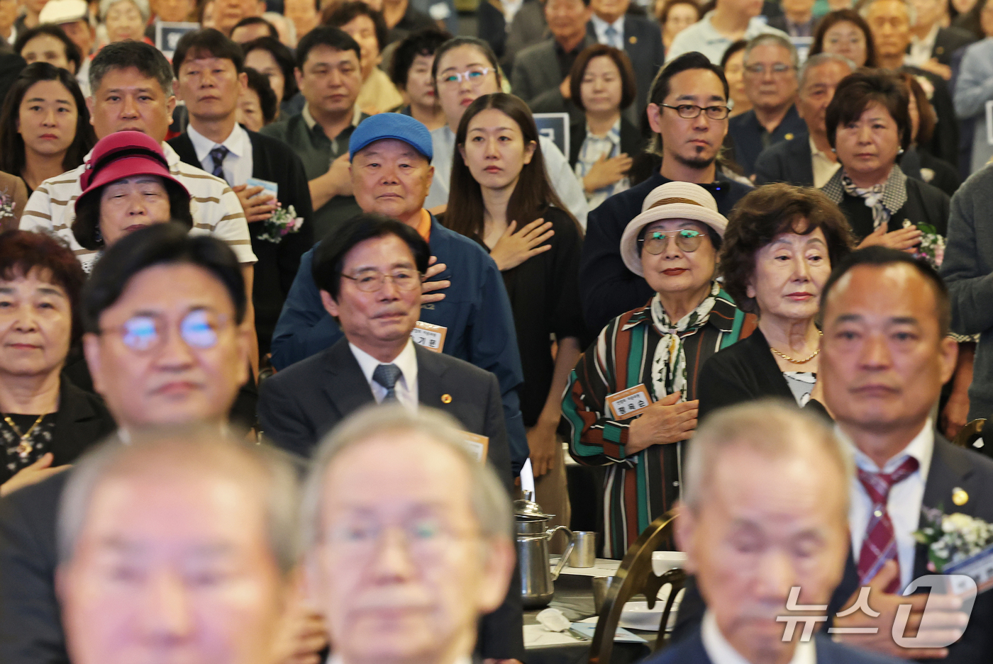 (서울=뉴스1) 오대일 기자 = 1일 서울 마포구 케이터틀 컨벤션홀에서 열린 제30회 노인의 날 기념식에서 참석자들이 국기에 경경례하고 있다.  2026.10.1/뉴스1