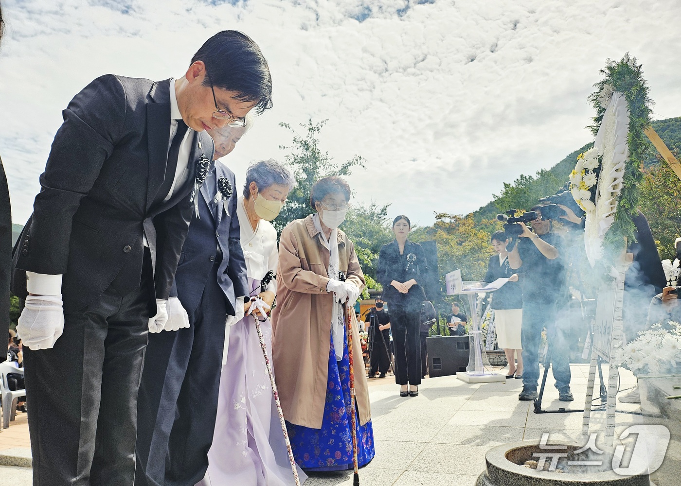 (대구=뉴스1) 남승렬 기자 = 1일 대구 달성군 가창면 10월항쟁 위령탑에서 \'10월항쟁 80주년·한국전쟁 전후 민간인 희생자 76주기 추념식\'이 열리고 있다. 왼쪽부터 김민 …