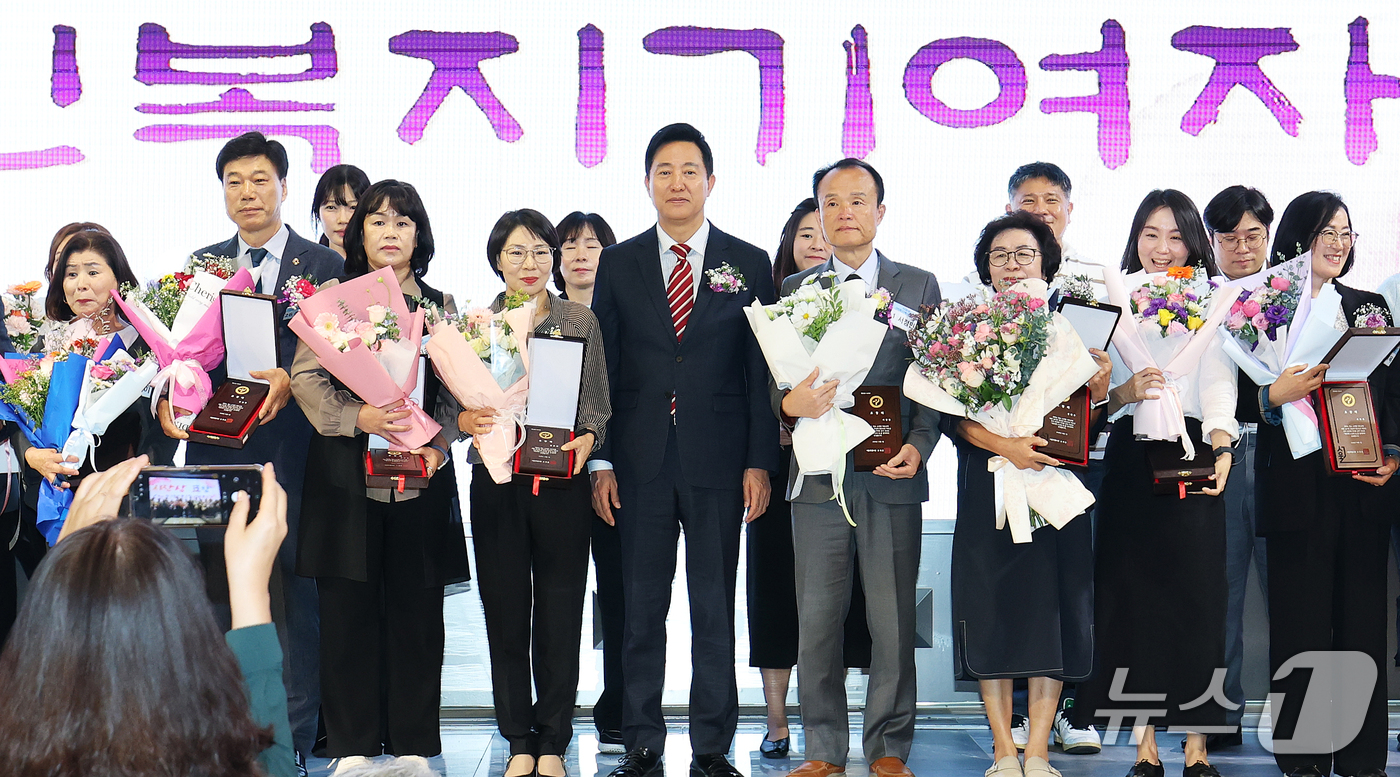 (서울=뉴스1) 오대일 기자 = 오세훈 서울시장이 1일 서울 마포구 케이터틀 컨벤션홀에서 열린 제30회 노인의 날 기념식에서 수상자들과 기념촬영을 하고 있다. 2026.10.1/뉴 …
