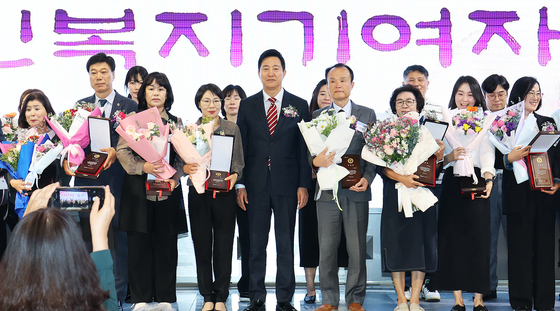 오세훈 서울시장, 노인 복지 기여자들과 기념촬영