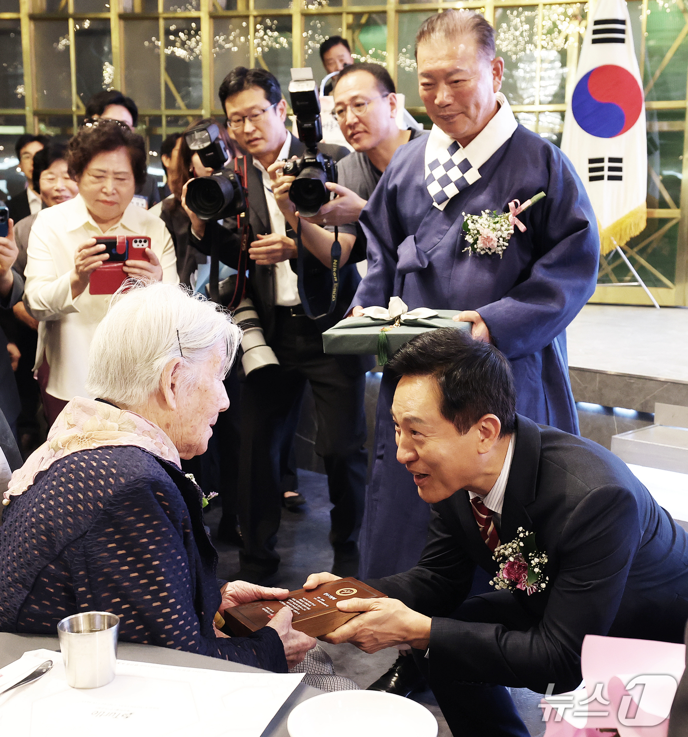(서울=뉴스1) 오대일 기자 = 오세훈 서울시장이 1일 서울 마포구 케이터틀 컨벤션홀에서 열린 제30회 노인의 날 기념식에서 100세를 맞은 어르신에게 장수 기념패를 수여하고 있다 …
