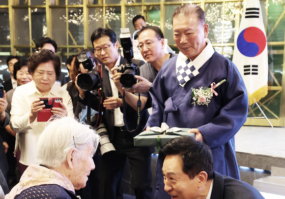 100세 어르신 축하하는 오세훈 시장