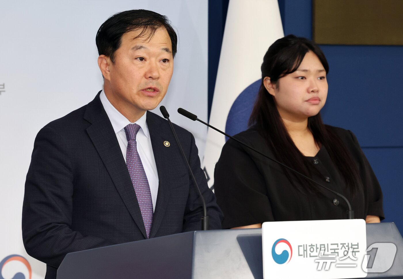 본문 이미지 - 이형훈 보건복지부 2차관이 2일 서울 종로구 정부서울청사에서 제4차 국립의학전문대학원 설립준비위원회, 국립의학전문대학원 설립 추진 방안 및 향후 계획을 발표 하고 있다.정부는 신규 국립의학전문대학원을 전북 남원시에 건립하기로 결정했다. 2026.10.1 ⓒ 뉴스1 이종덕 기자
