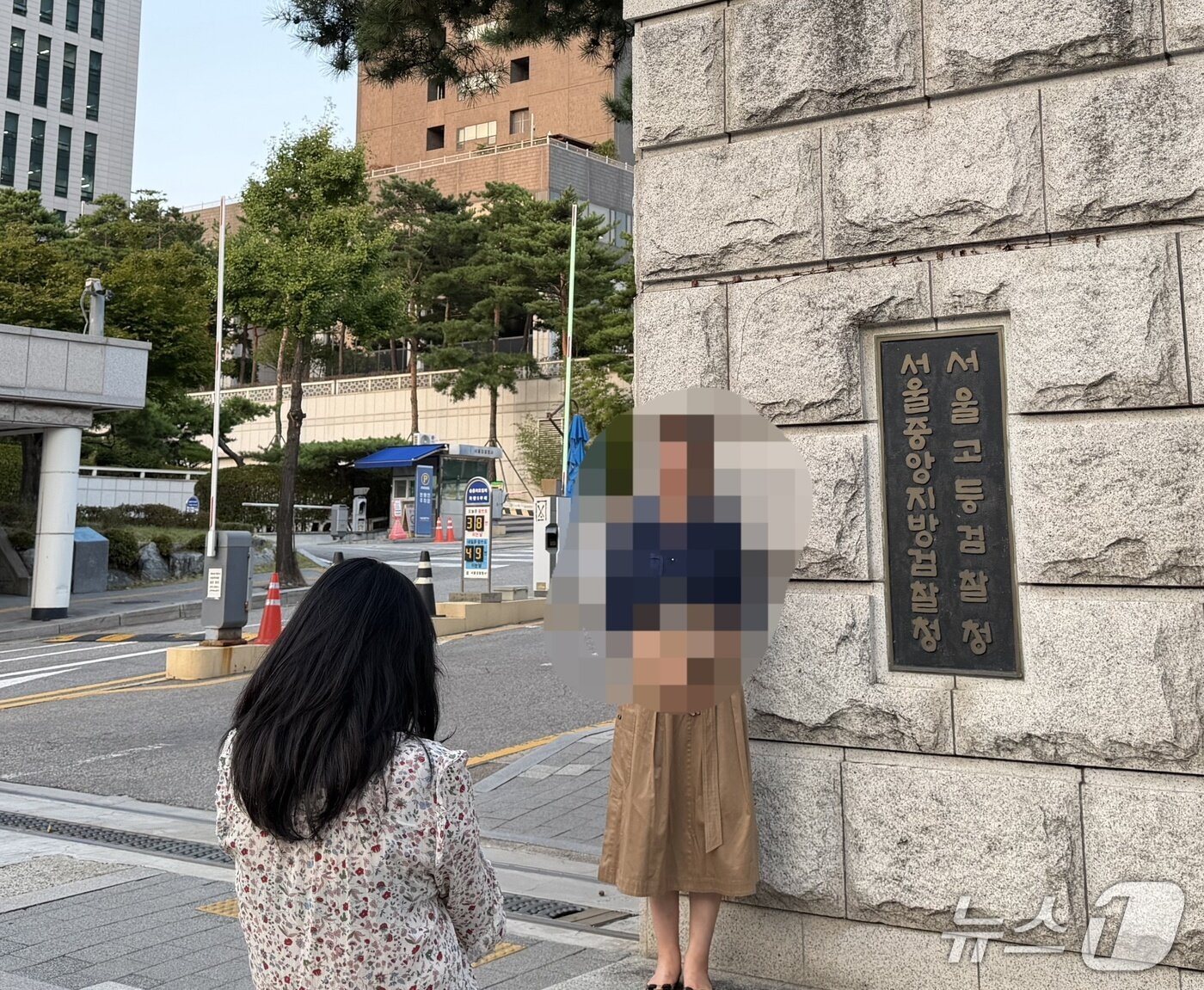 본문 이미지 - 검찰청 직원들이 30일 오후 서울고검·서울중앙지검 현판 앞에서 기념 촬영을 하고 있다. 10월2일 공소청이 출범하면 검찰청은 78년 만에 폐지된다. 2026.9.30/뉴스1 권대옥 기자