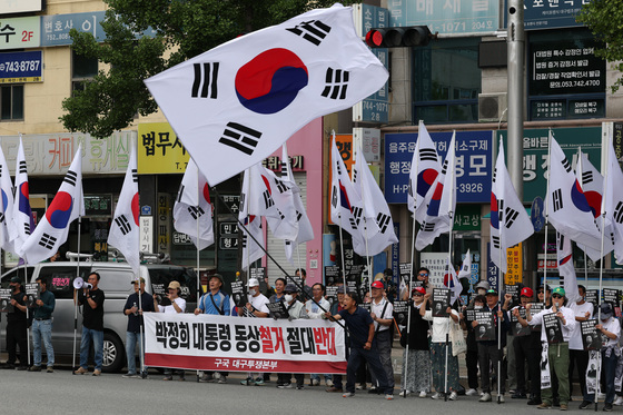 시민단체 "박정희 동상 철거 소송 기각…국가철도공단 항소해야"
