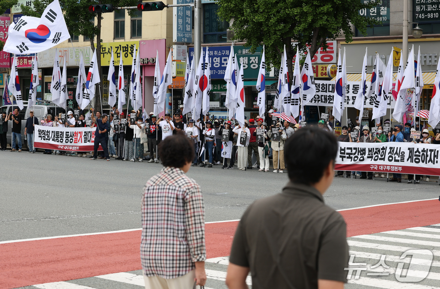 (대구=뉴스1) 공정식 기자 = 1일 오전 대구 수성구 대구지방법원 앞에서 박정희 전 대통령 동상 철거 반대 집회가 열리고 있다. 2026.10.1/뉴스1